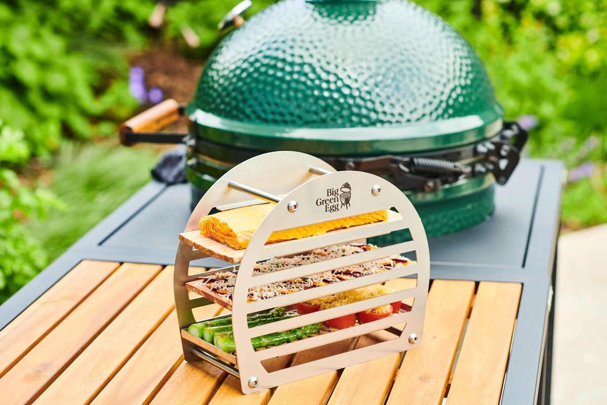 Suport pentru afumare cu preparate pe el asezat pe masa de lucru a gratarului ceramic Big Green Egg