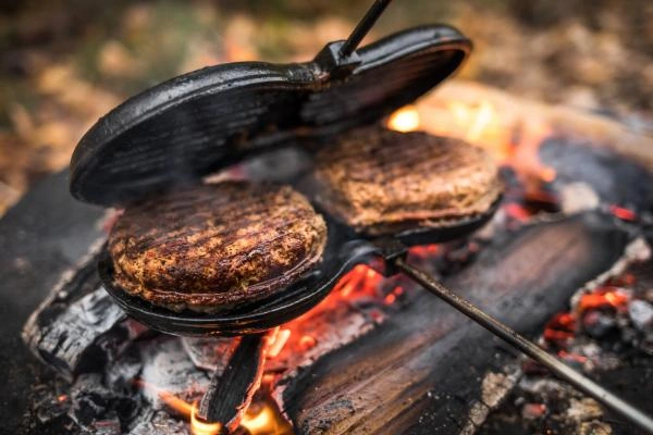 Forma de fonta pentru burger pe foc