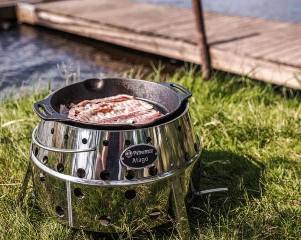 Tigaie grill din fonta cu bucati de carne pe gratar Petromax