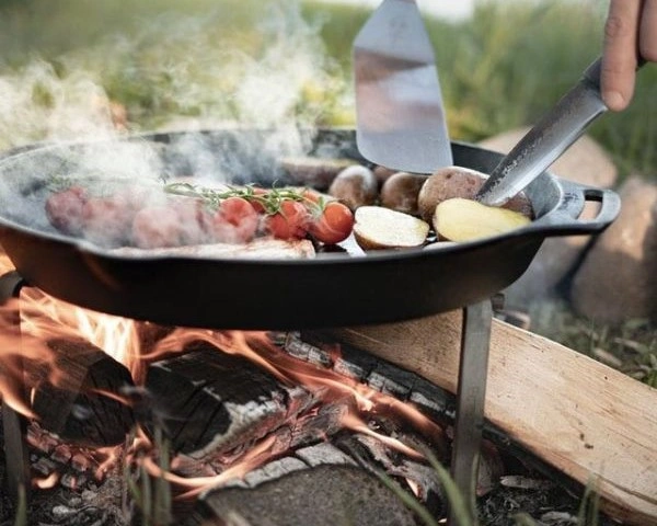 Tigaie din fonta Petromax cu carne, cartofi, rosii cherry direct pe foc