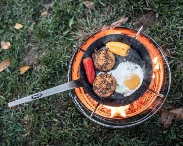 Tigaie din fier forjat, cu legume, carne si ochi de ou, pe flacara gratarului Petromax